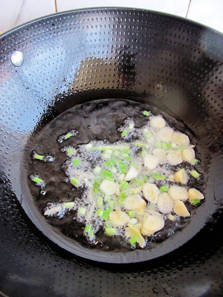 鱿鱼炒韭菜怎么炒