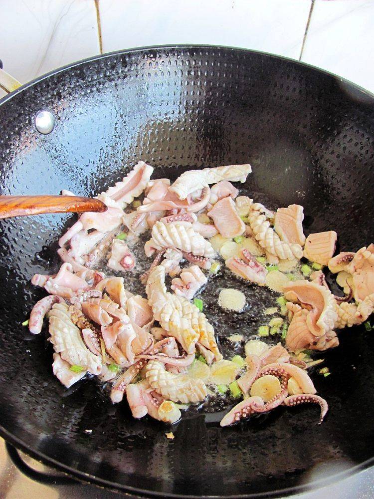 鱿鱼炒韭菜怎么炒
