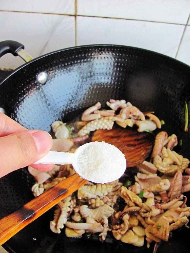 鱿鱼炒韭菜怎么炒