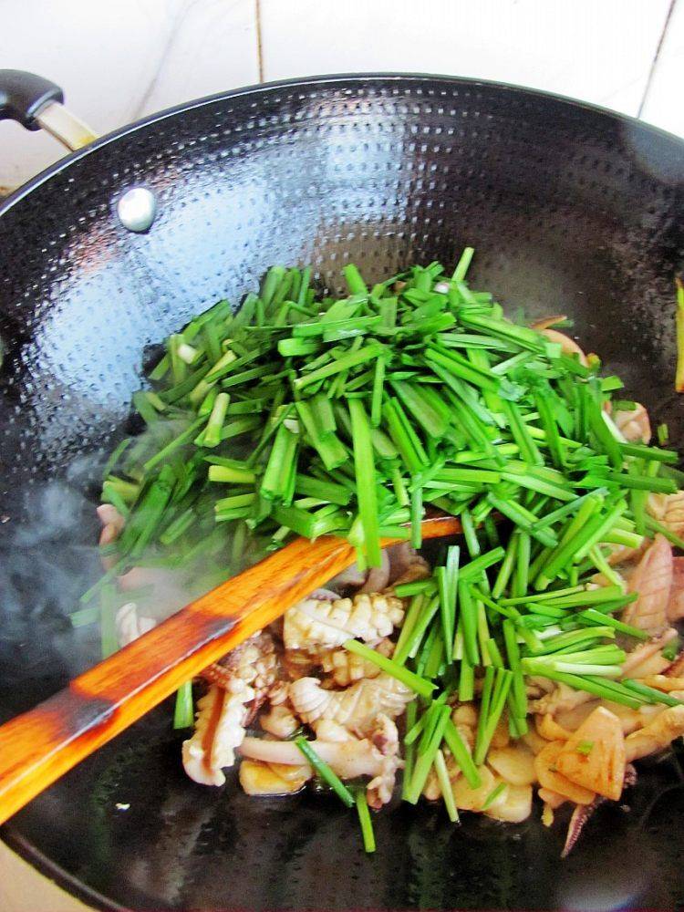 鱿鱼炒韭菜怎么炒