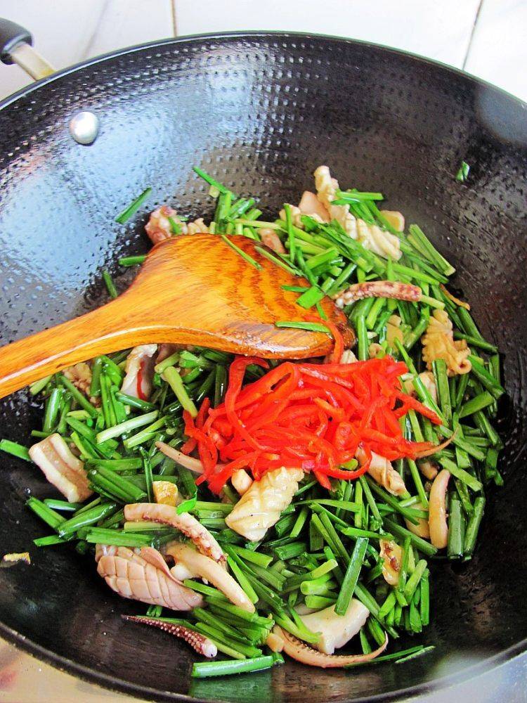 鱿鱼炒韭菜怎么炒