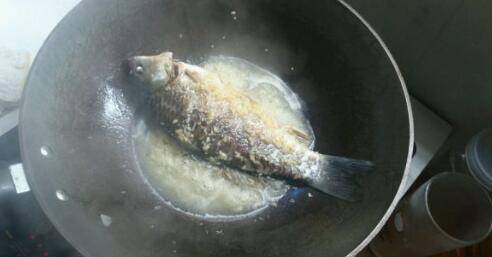 怎么炒鲫鱼
