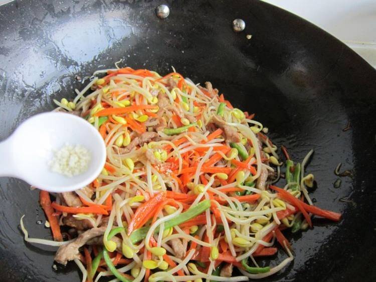 豆芽炒肉怎么做好吃