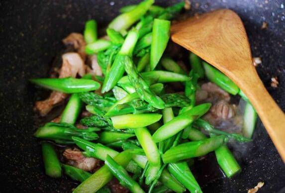 芦笋炒肉怎么炒