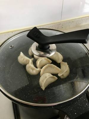 冻饺子如何做生煎锅贴