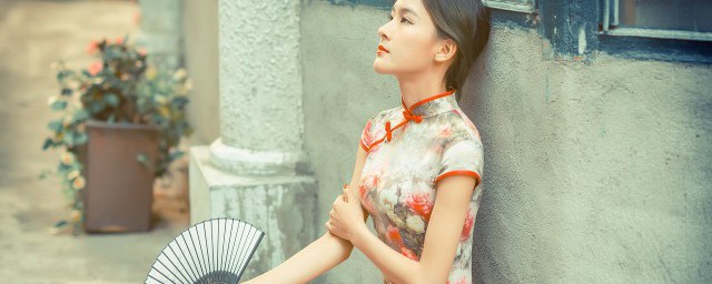 女大三抱金砖有什么含义 女大三抱金砖的意思