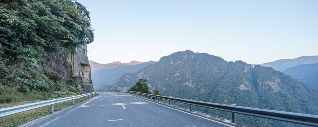 杜甫的望岳描写的是哪座山 杜甫的望岳是写哪座山