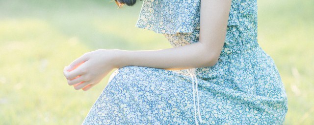 穿裙子的时候该怎么蹲下呢 女生穿裙子怎么下蹲