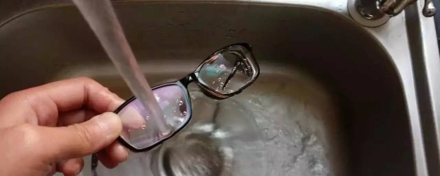 眼镜可以用洗洁精洗吗 眼镜可不可以用洗洁精洗
