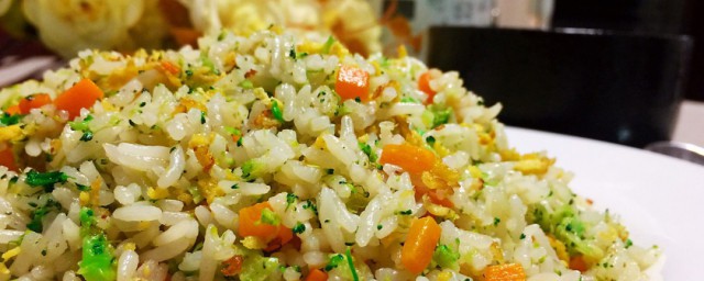 西兰花配蛋炒饭如何做 西兰花配蛋炒饭做法