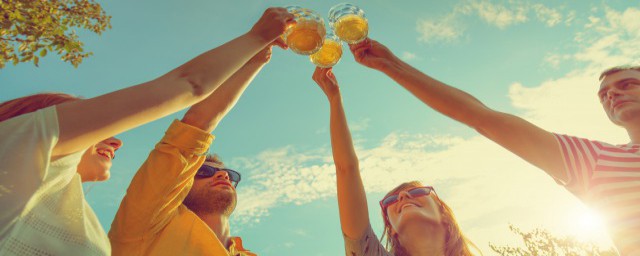 牙签开啤酒瓶盖方法 牙签开啤酒瓶盖的小办法