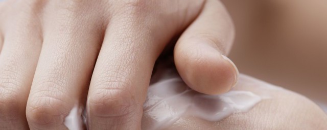 手里扎刺很深取出妙招 手里扎刺很深取出妙招有什么