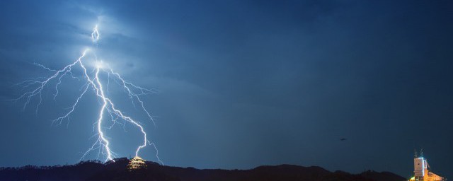 为什么打雷不能躲在树下 打雷不能躲在树下的原因分析