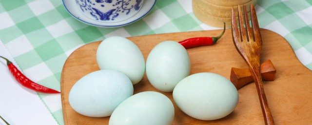 咸鸭蛋里的酒味怎么去除 咸鸭蛋里的酒味去除方法