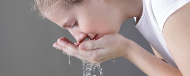 十滴水洗脸的用法 十滴水洗脸怎么用