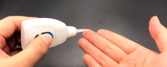 胶水粘手怎么办 胶水粘手解决方法