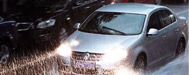 雨后汽车后轮抱死解决方法 雨后汽车后轮抱死怎么办