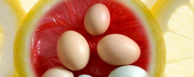 鸡蛋蛋黄橘红色正常吗 鸡蛋蛋黄橘红色正不正常