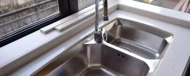 厨房水槽上的水渍怎样清洗干净 怎么清洗厨房水槽陈年水渍