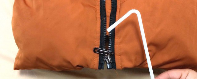 衣服卡在拉链里如何办 衣服卡在拉链里如何弄
