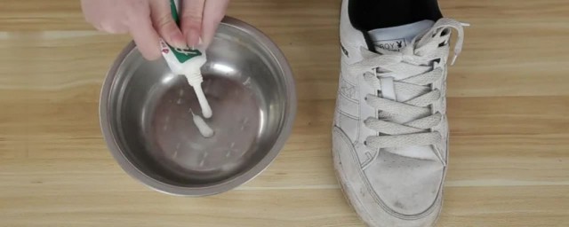 小白鞋用什么东西能洗白 小白鞋洗白要领