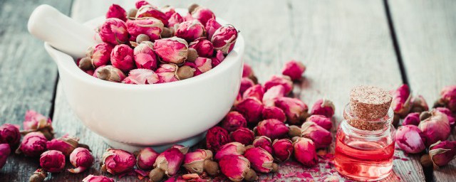 藏红花和玫瑰花哪个好 藏红花和玫瑰花怎么选择