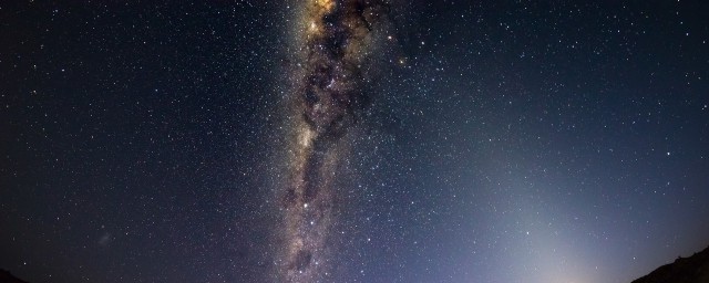 为什么夜空中的一些星星看起来会一闪一闪地眨眼 夜空中的一些星星眨眼的原因