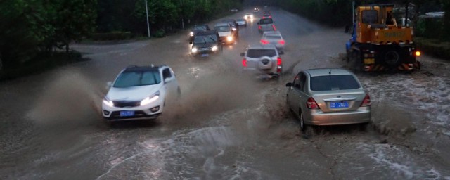 暴雨积水导致车辆熄火应该如何做 暴雨积水导致车辆熄火时该如何操作