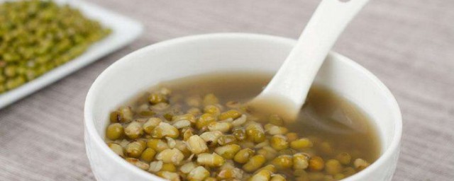 喝绿豆汤有什么好处和坏处 喝绿豆汤的好处和坏处简单简介