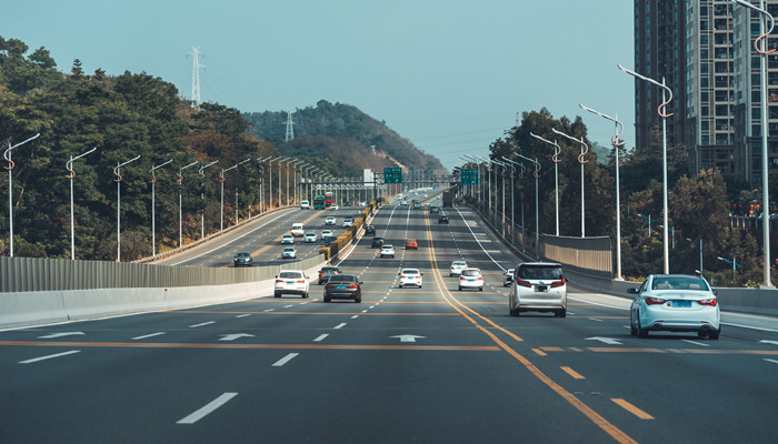 我国大陆最早建成的高速公路