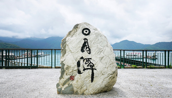 海南岛和台湾岛哪个大