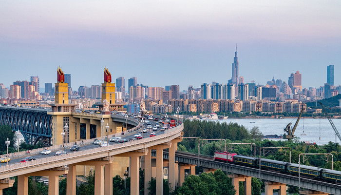 南京长江大桥是谁设计建造的