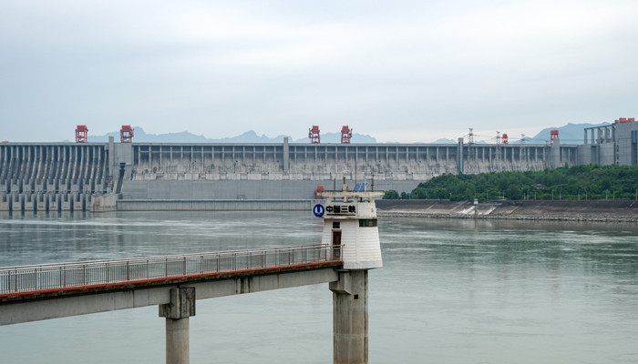 三峡大坝是哪一年建成