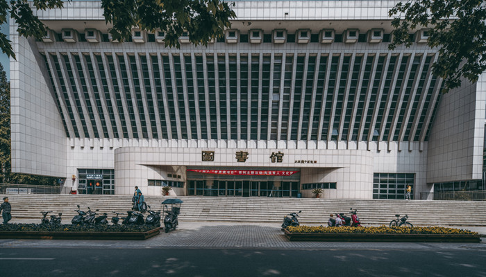 白求恩医科大学在哪个城市