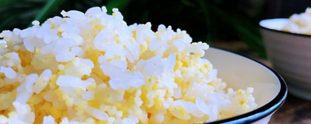 两个人干饭放多少米多少水 两个人干饭需要煮多少饭