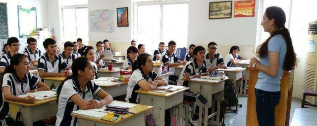 面不改色的意思 面不改色翻译