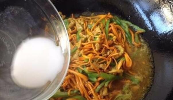虫草花炒肉的步骤是什么