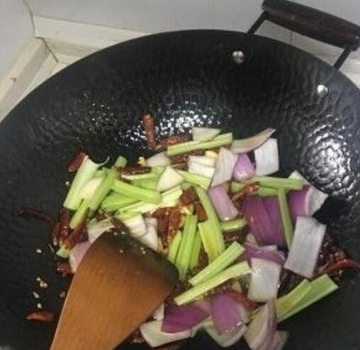 爆炒鱿鱼须的步骤是什么