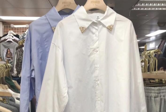 拍证件照穿什么衣服好看