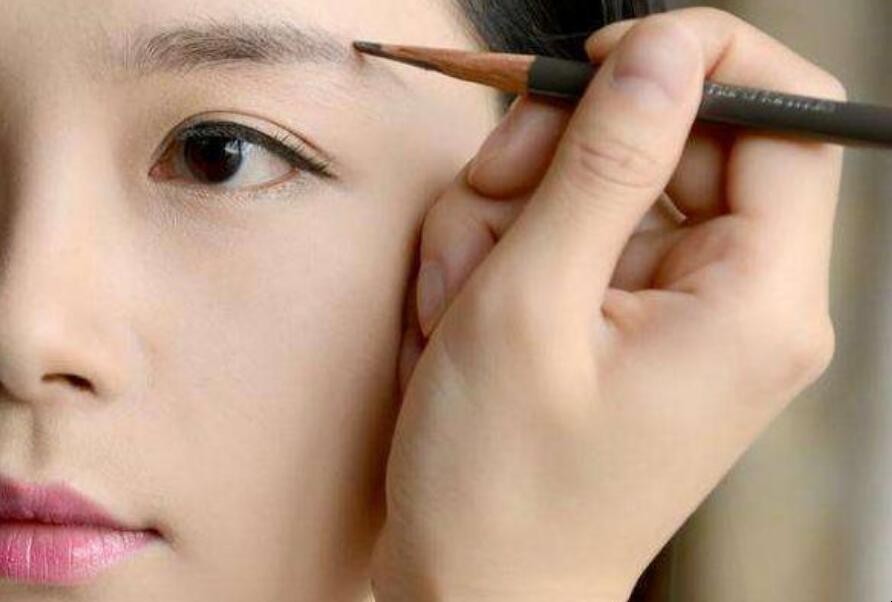 女生裸妆化妆次序是如何的