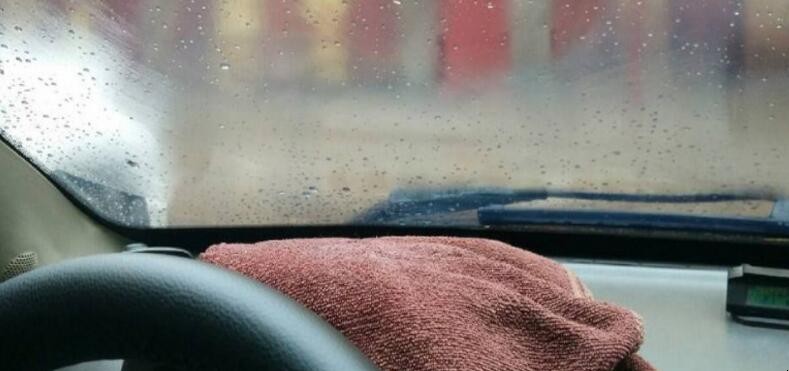 雨天车内玻璃起雾怎么办