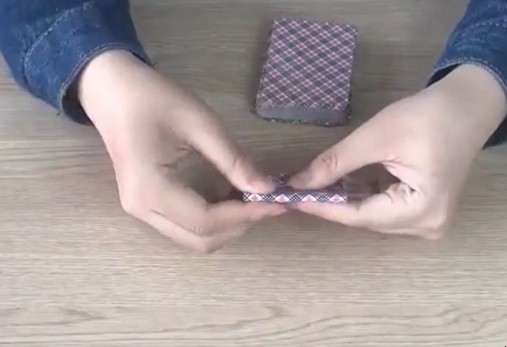 扑克牌搭高塔怎么搭得高