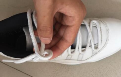aj11鞋带怎么系