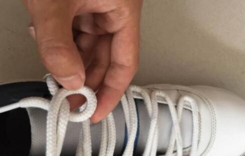aj11鞋带怎么系