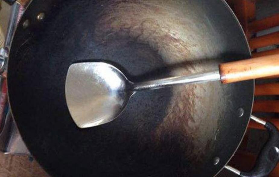 搪瓷锅烧糊了上面黑的怎么去掉