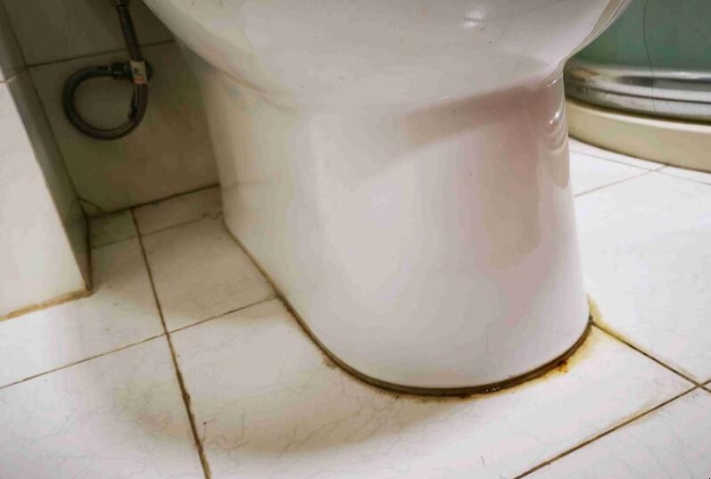 马桶底部漏水怎样修