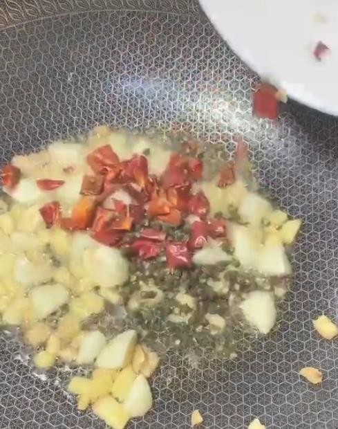 水煮牛蛙的家常做法是什么