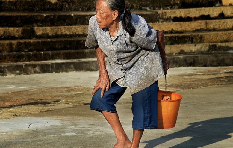 步履蹒跚成语出处在哪