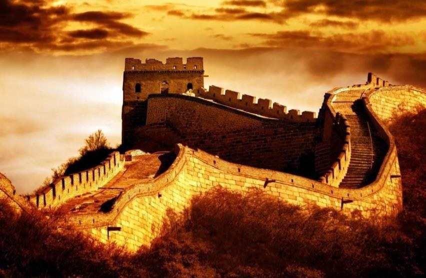 万里长城什么时候修建的