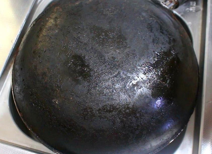 锅外底硬硬的黑垢如何去除